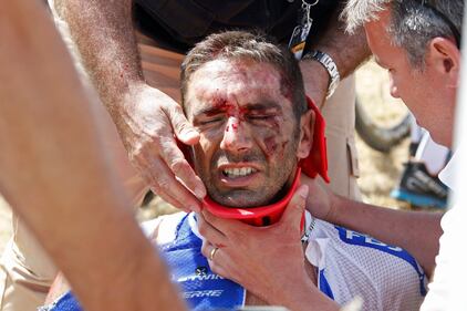 Brutta caduta al Tour de France, gara fermata 4