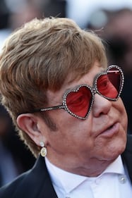 Elton John sul red carpet con gli occhiali a cuore 8