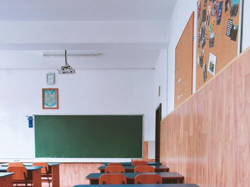 Ponti a scuola, da Ognissanti al 2 giugno: tutti gli stop alle lezioni e le festività dell'anno in corso