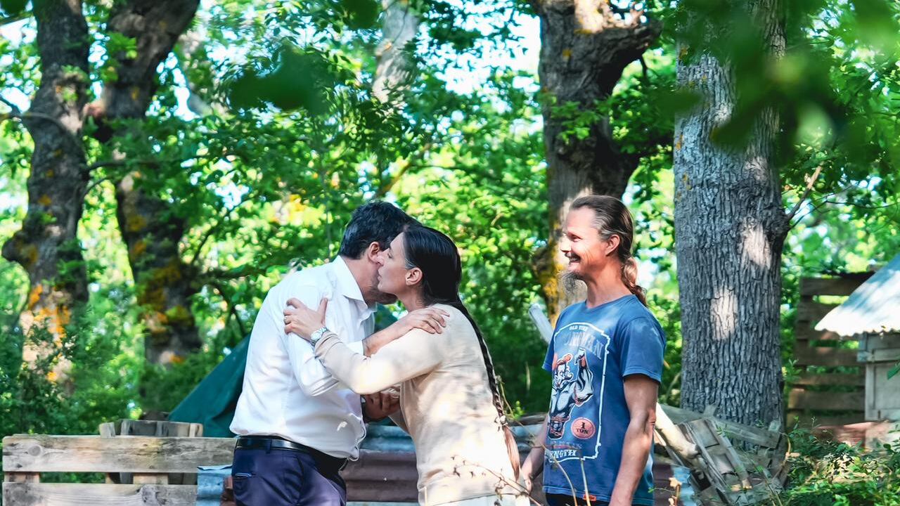 Salvini incontra la famiglia nel bosco: "Per i bimbi più socialità qui che a Roma e Milano"