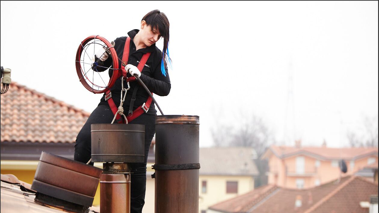 Ha lasciato il posto fisso per fare la spazzacamino
