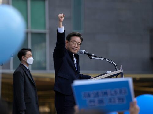 "Accoltellato al collo": l'attacco choc al leader dell'opposizione in Sud Corea