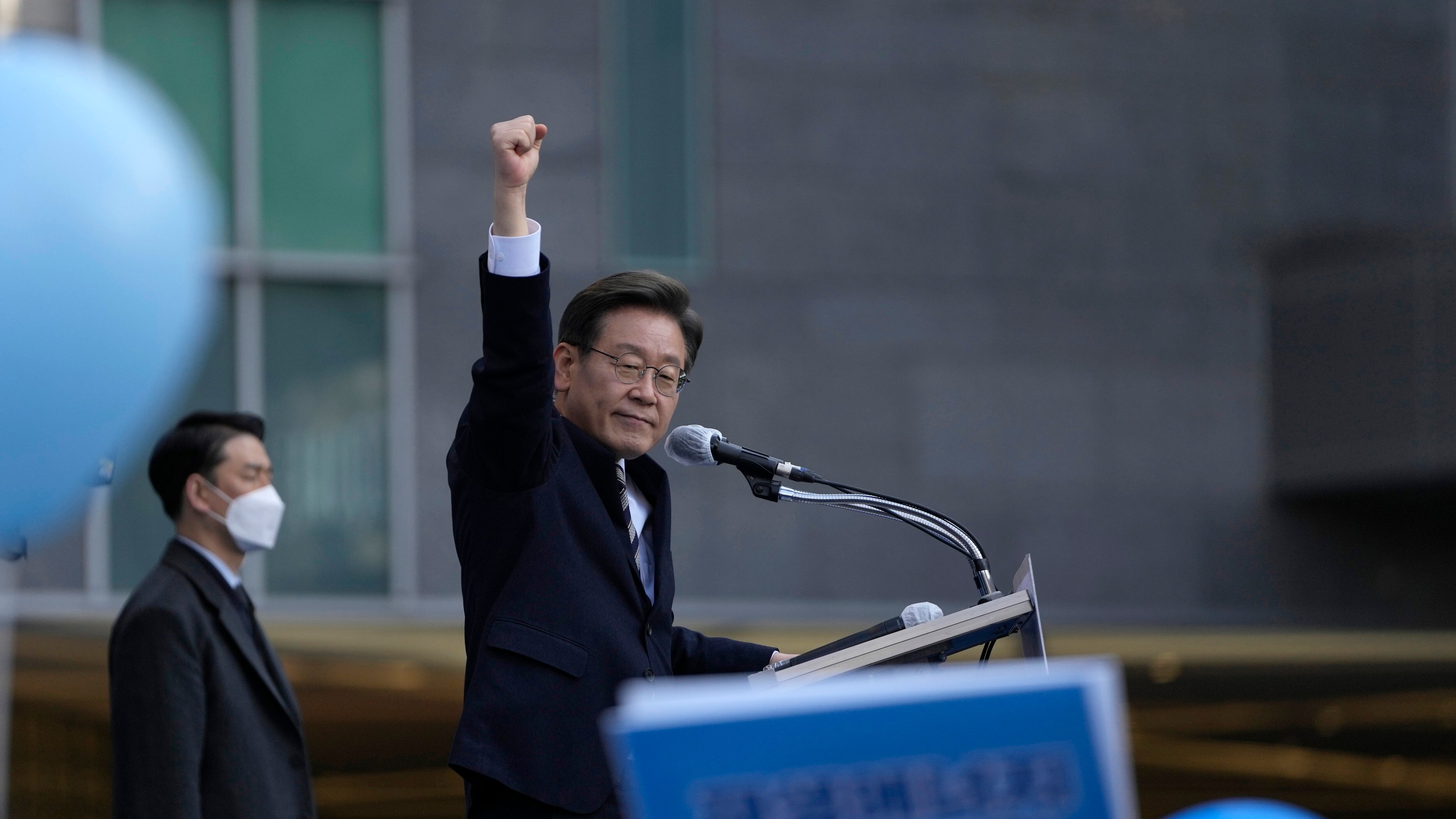 "Accoltellato al collo": l'attacco choc al leader dell'opposizione in Sud Corea