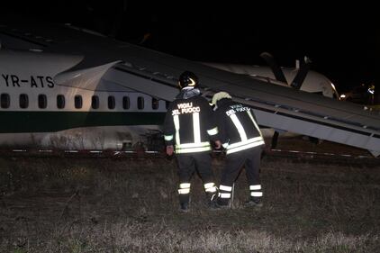 Fiumicino, aereo col carrello spezzato 7