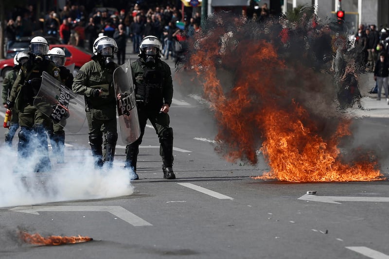 Gli scontri tra la polizia e i manifestanti ad Atene 7