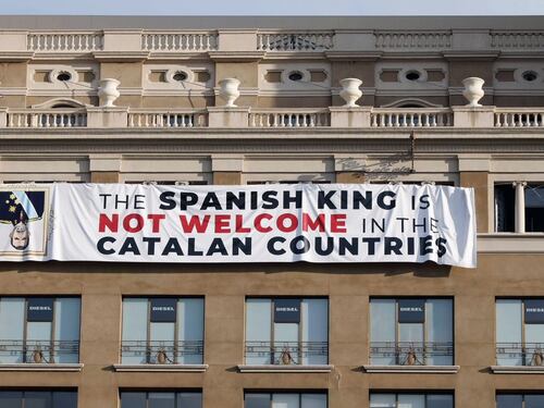 Barcellona, striscione contro il re nel giorno del ricordo della strage jihadista: "Non sei il benvenuto"