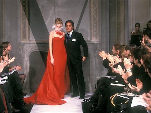 Addio a Valentino. Quella collezione del '68 che sfidò il mondo femminista