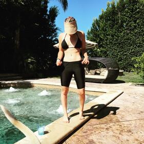 Kaley Cuoco Sweeting senza reggiseno per Shape 9