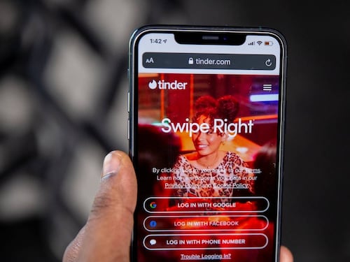 "Crea dipendenza". Gli utenti fanno causa a Tinder