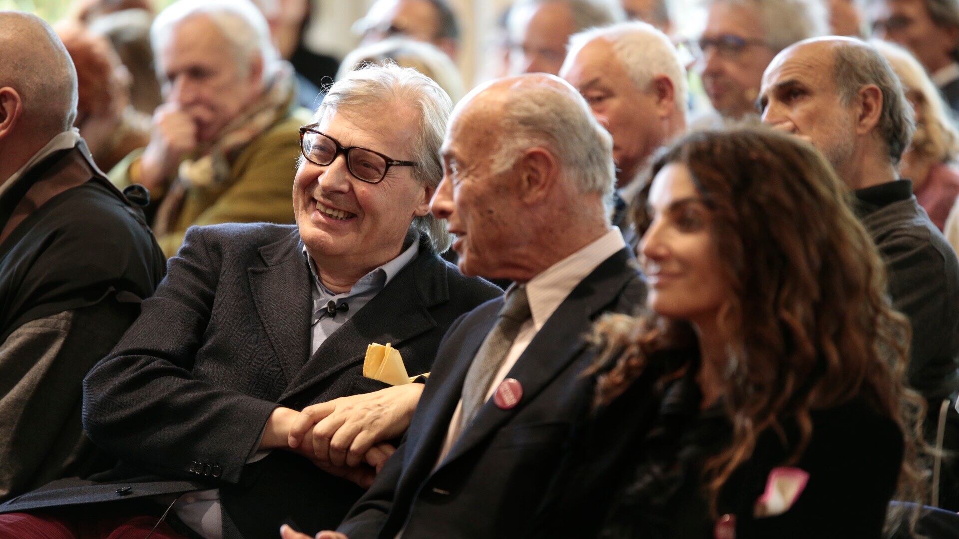 Uno, cento, mille Sgarbi E lui a goderseli in platea...