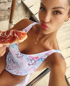 Sarah Nile hot, bikini e paella 8