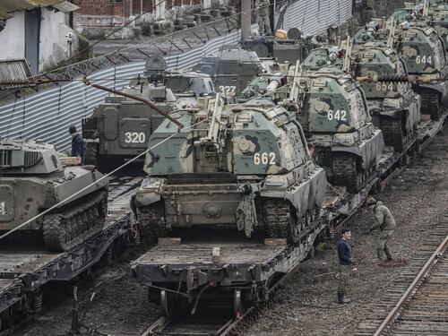 "Ci chiedono di intervenire", "Pretesto per il blitz": tensione alle stelle tra Russia e Usa