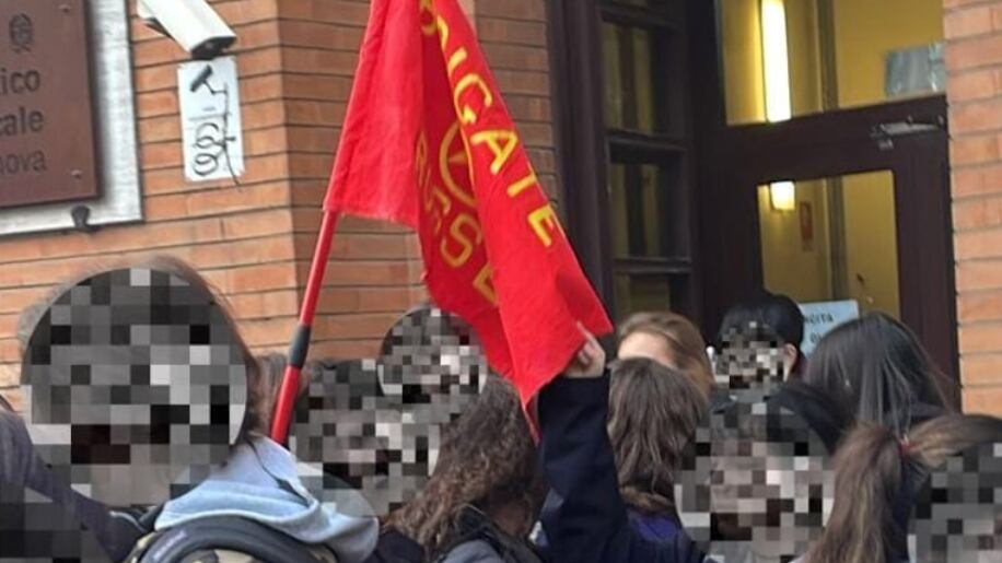 Bandiera delle Brigate Rosse nella città in cui assassinarono Ruffilli: è polemica