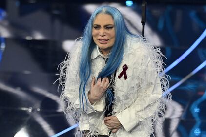 Sanremo 2024: ecco il look della seconda serata del Festival di Loredana Bertè 11