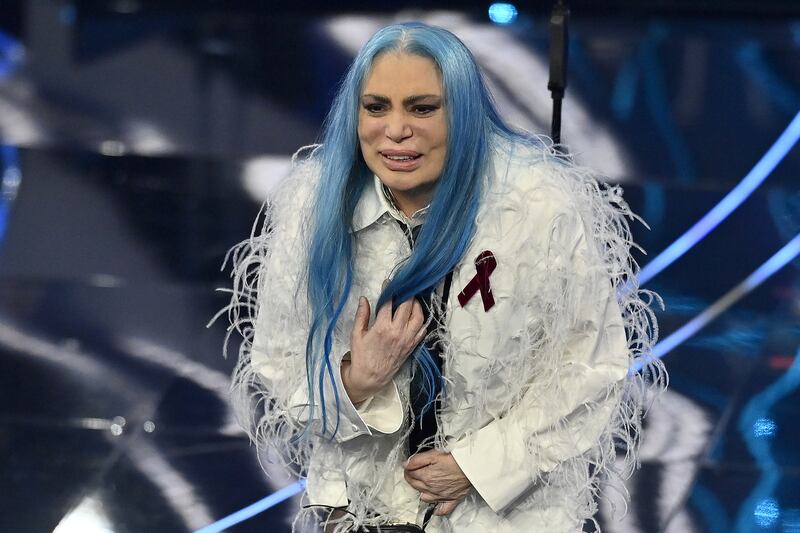 Sanremo 2024: ecco il look della seconda serata del Festival di Loredana Bertè 11