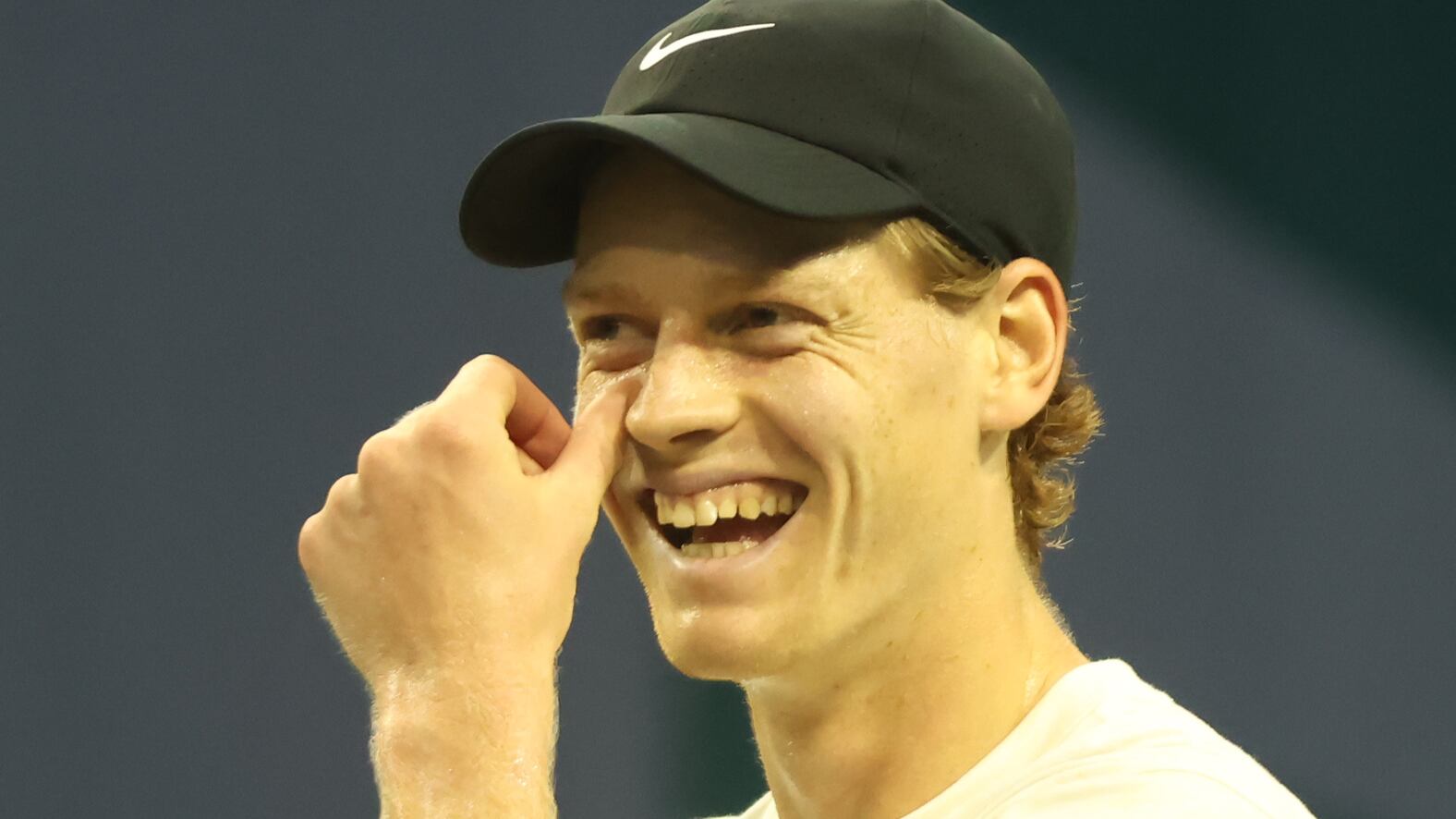Sinner "pensiona" il rovescio degli (ex) big del tennis