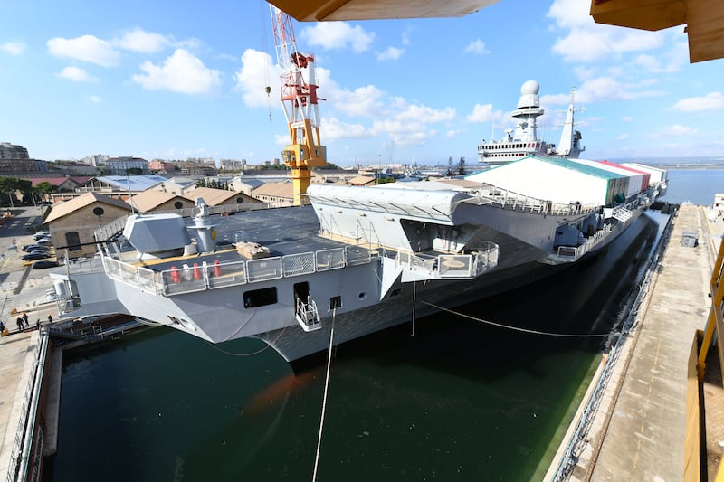 Taranto, le immagini della portaerei Cavour in uscita 5
