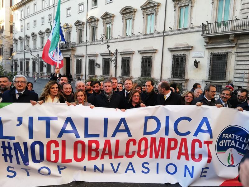 Il flash mob di Fratelli d'Italia contro il Global compact 5