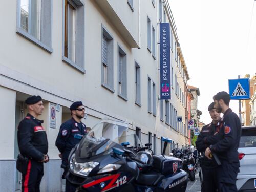 Aggredisce la ex all'ospedale: "Ti uccido". E accoltella due dipendenti e un paziente