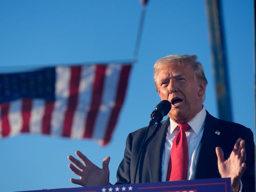 "Ho bisogno dei generali di Hitler". Bufera su Donald Trump: vuole l'obbedienza cieca dei militari