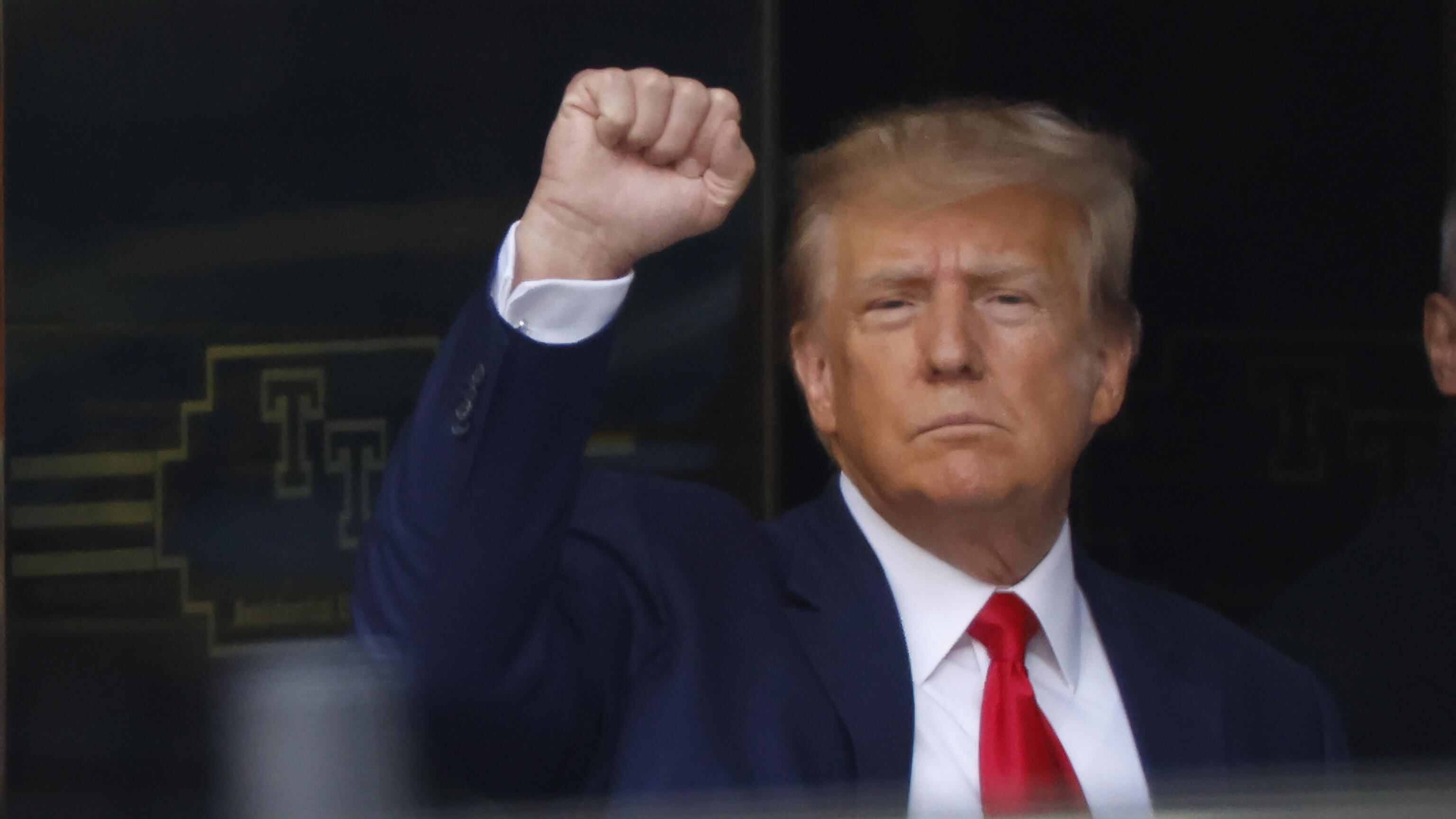Quella firma a "guglie" di chi ama la sfida: chi è davvero Donald Trump