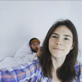 Cappuccetto rosso, gatti e vacanze: la nuova vita di Amanda Knox 12