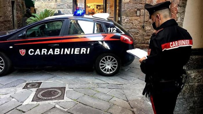 Famiglia in ostaggio, rapina tra botte e insulti: caccia ai banditi dell'est