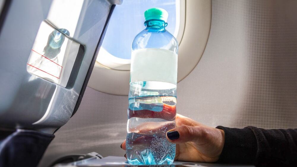Disidratazione in aereo, le cose giuste da fare