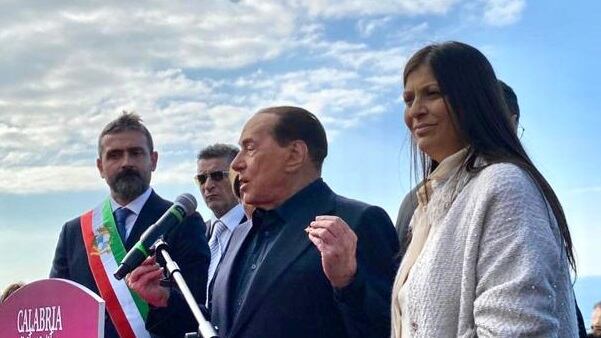 Santelli si prende la Calabria Berlusconi: "Al voto subito"