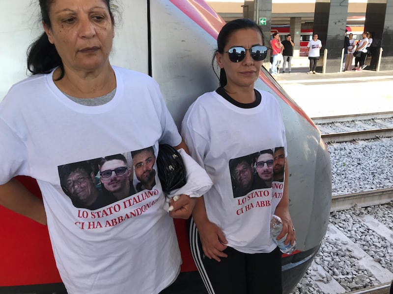 La stazione di Napoli ostaggio dei familiari degli italiani scomparsi in Messico 15
