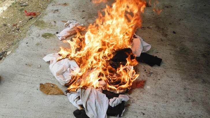 La Spezia, islamico brucia i vestiti e distrugge i trucchi alla moglie