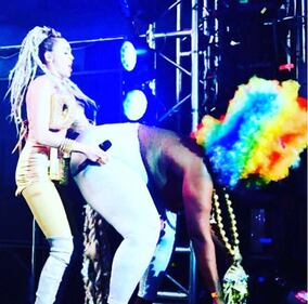 Miley Cyrus, bebè per il nuovo singolo 21