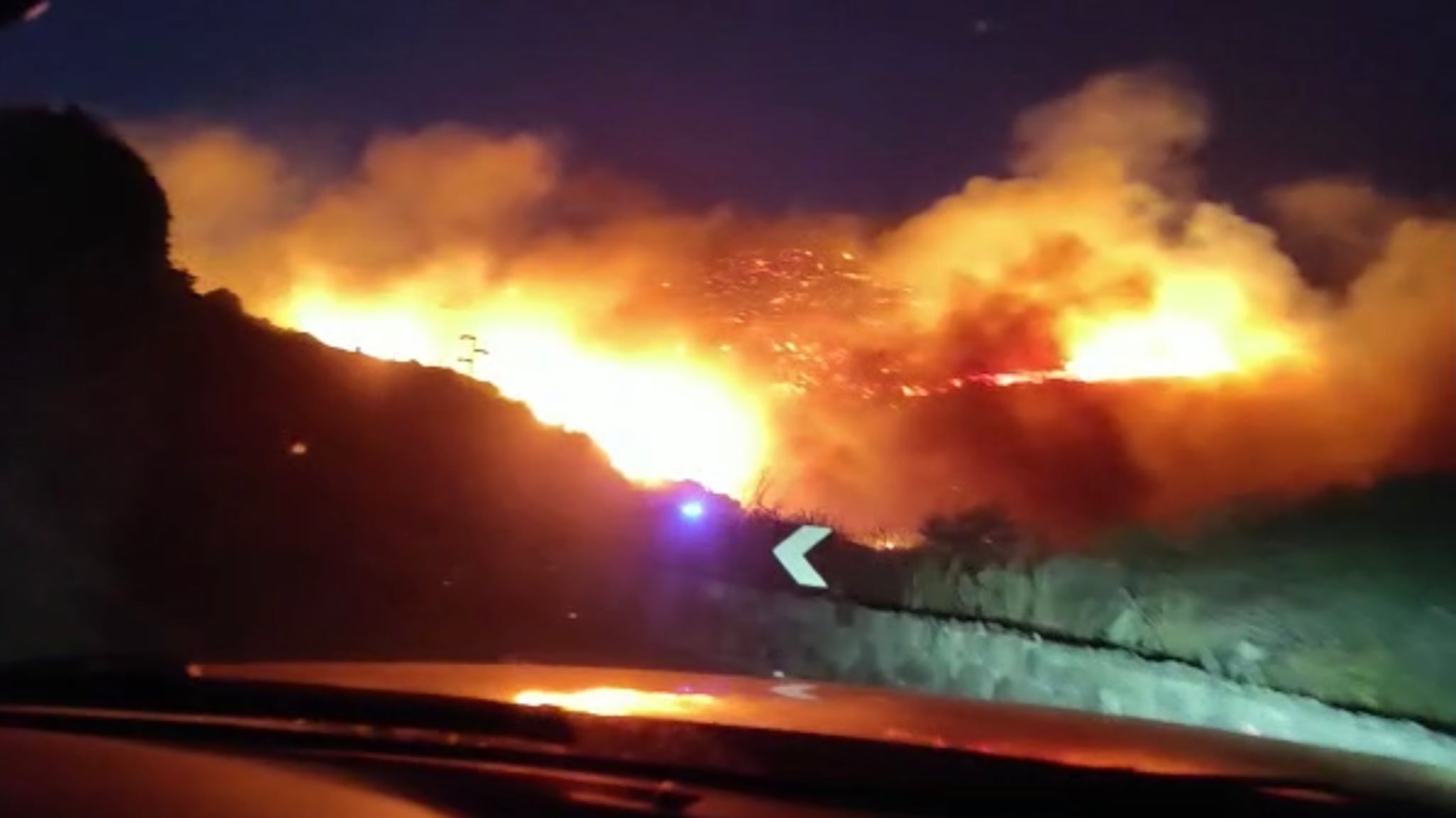 Incendi a Pantelleria, case evacuate e vip in fuga