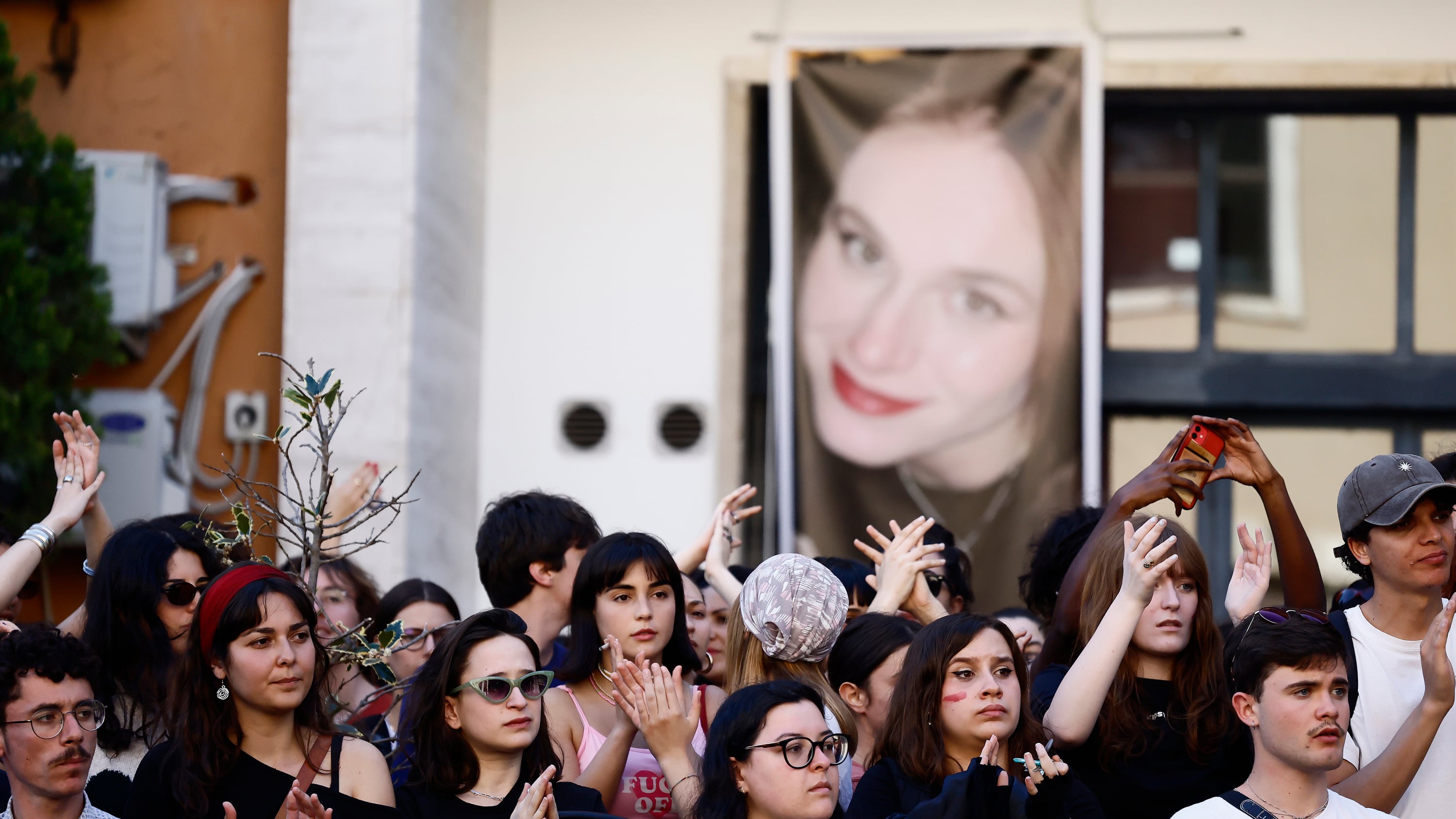 L'ultimo saluto a Ilaria Sula, il malore della madre. Indagata la mamma dell'ex fidanzato