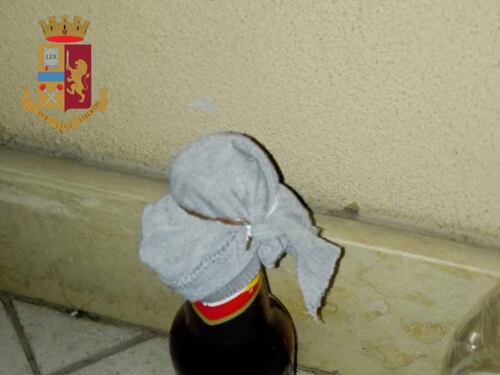 Roma, si barrica in casa e lancia molotov contro polizia: ferito un agente