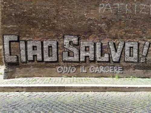 Al funerale dell'ex brigatista insulti e scritta choc sul muro