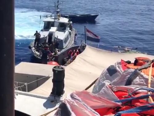 Migranti, colpi contro la nave della Ong: il blitz della Marina libica in mare