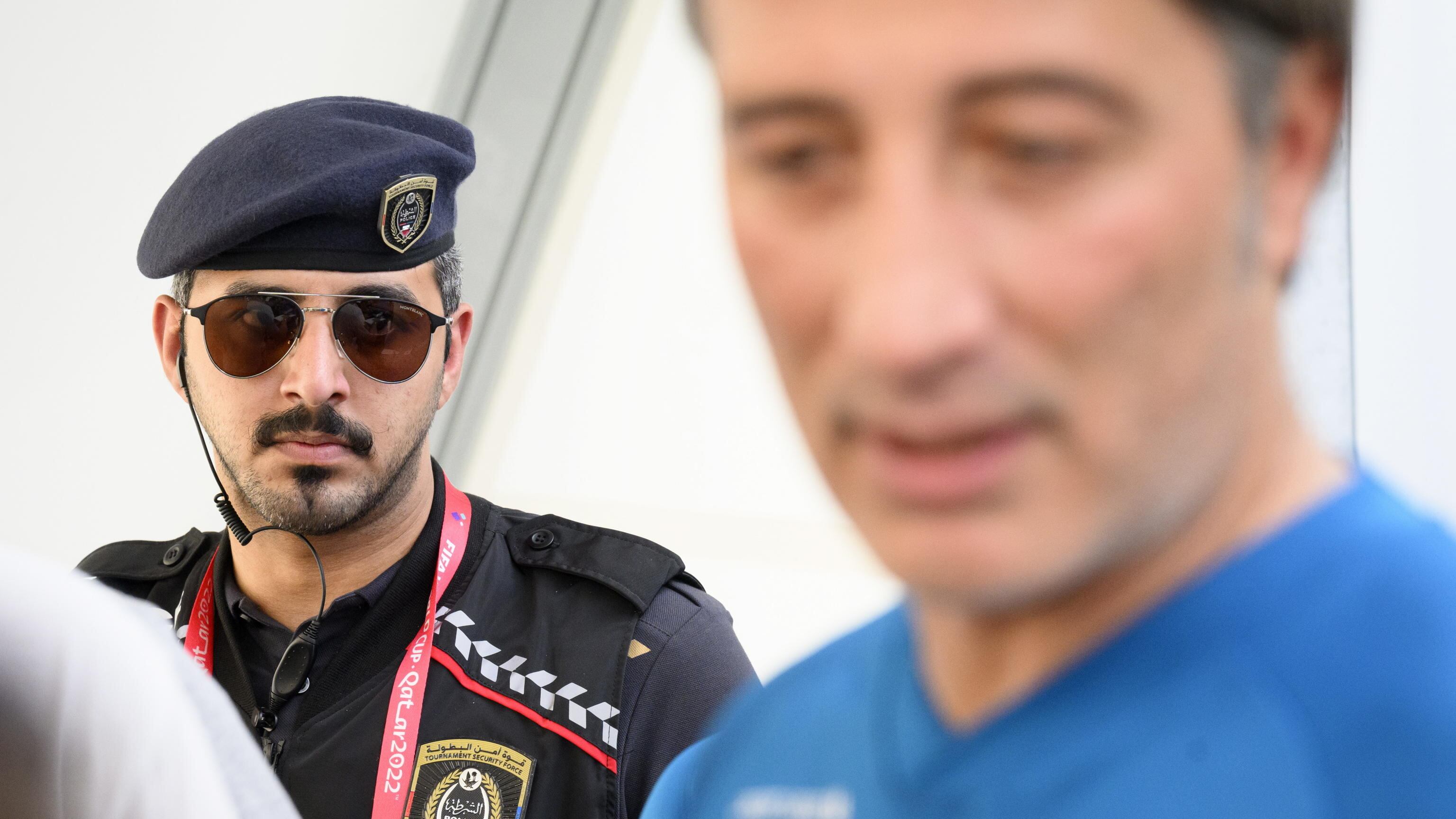 Più poliziotti che tifosi e le paure della Fifa