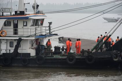 Cina, cola a picco un traghetto fluviale 1