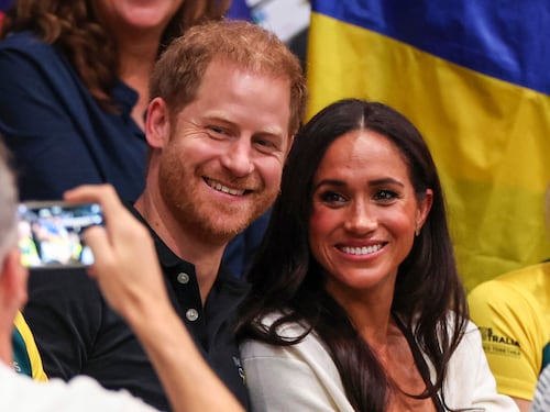 Meghan "scaricata dalla sua agenzia": cosa sta succedendo ai Sussex
