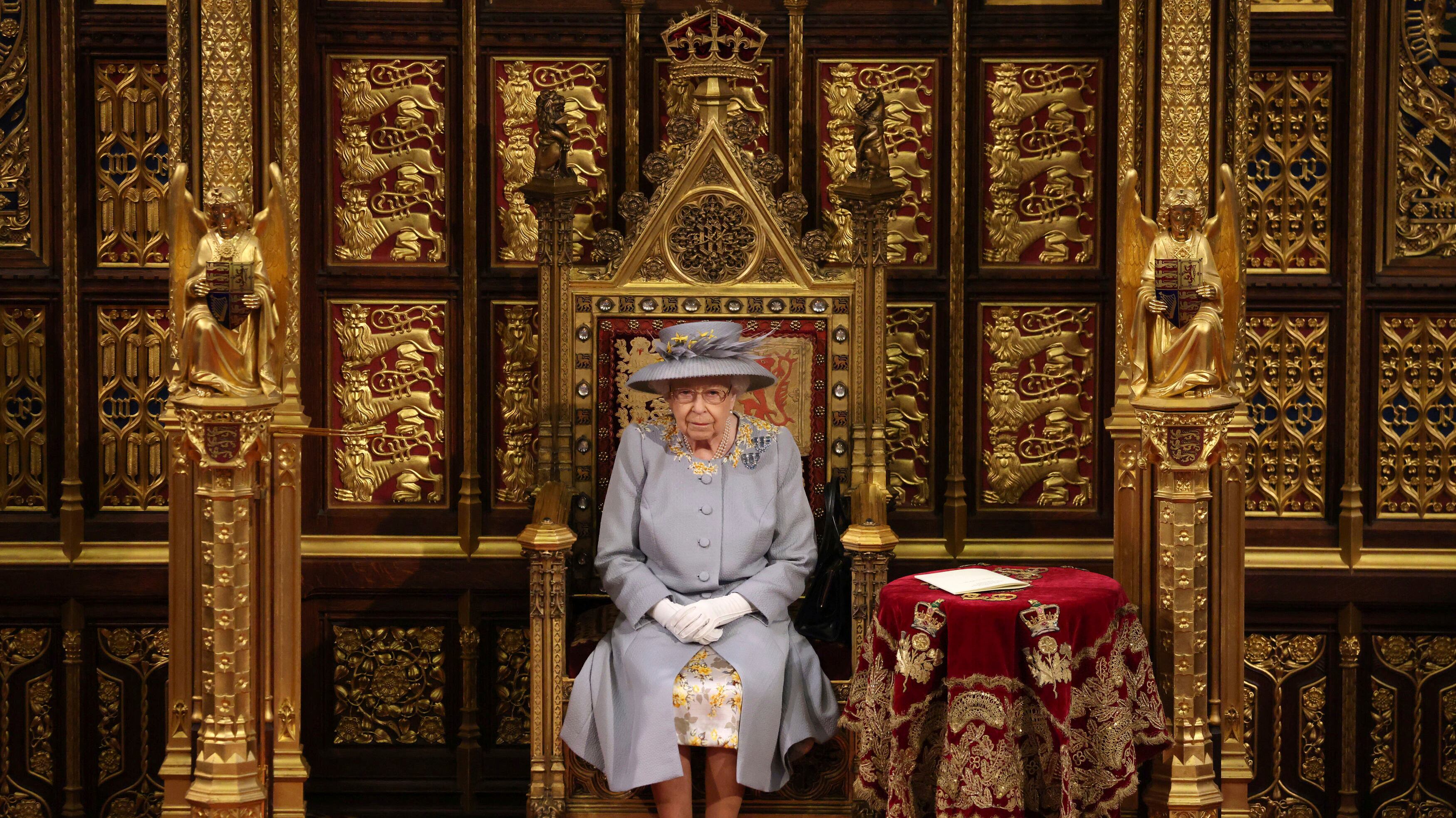 "Rappresenta la storia coloniale". Cancellata pure la Regina