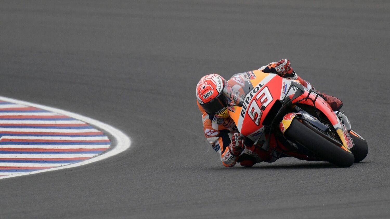 Marquez, che dominio Vale e Dovi sul podio dopo un duello show