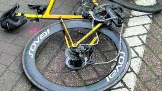 La portiera di un furgone mette ko Evenepoel: fratture a scapola e mano