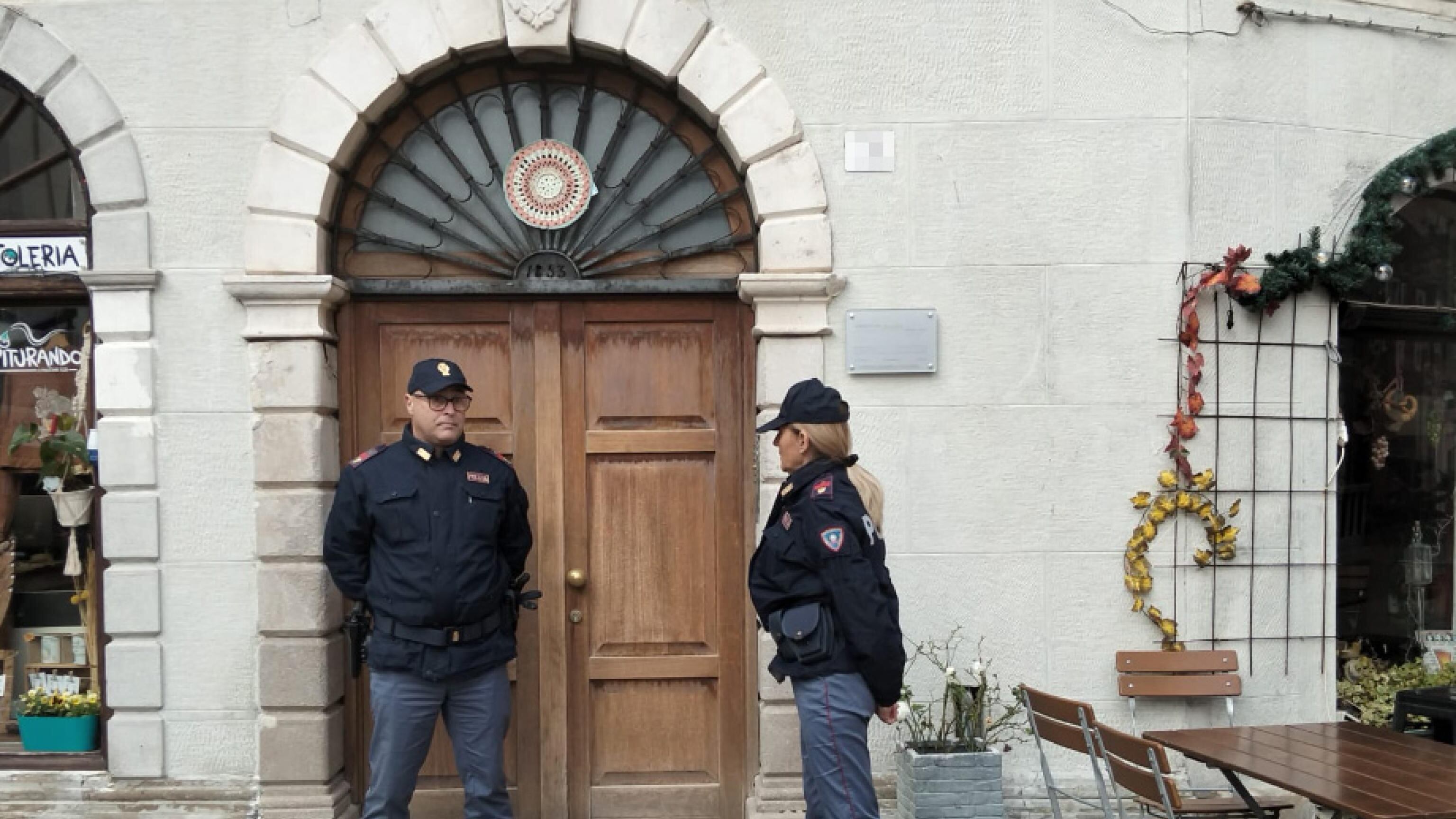 Taglia la gola al figlio di 9 anni. "Da poco poteva vederlo da sola"
