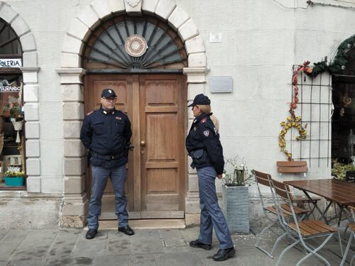 Taglia la gola al figlio di 9 anni. "Da poco poteva vederlo da sola"