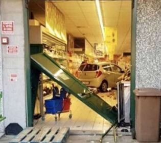 Auto piomba in un supermercato dopo aver sfondato la vetrina 3