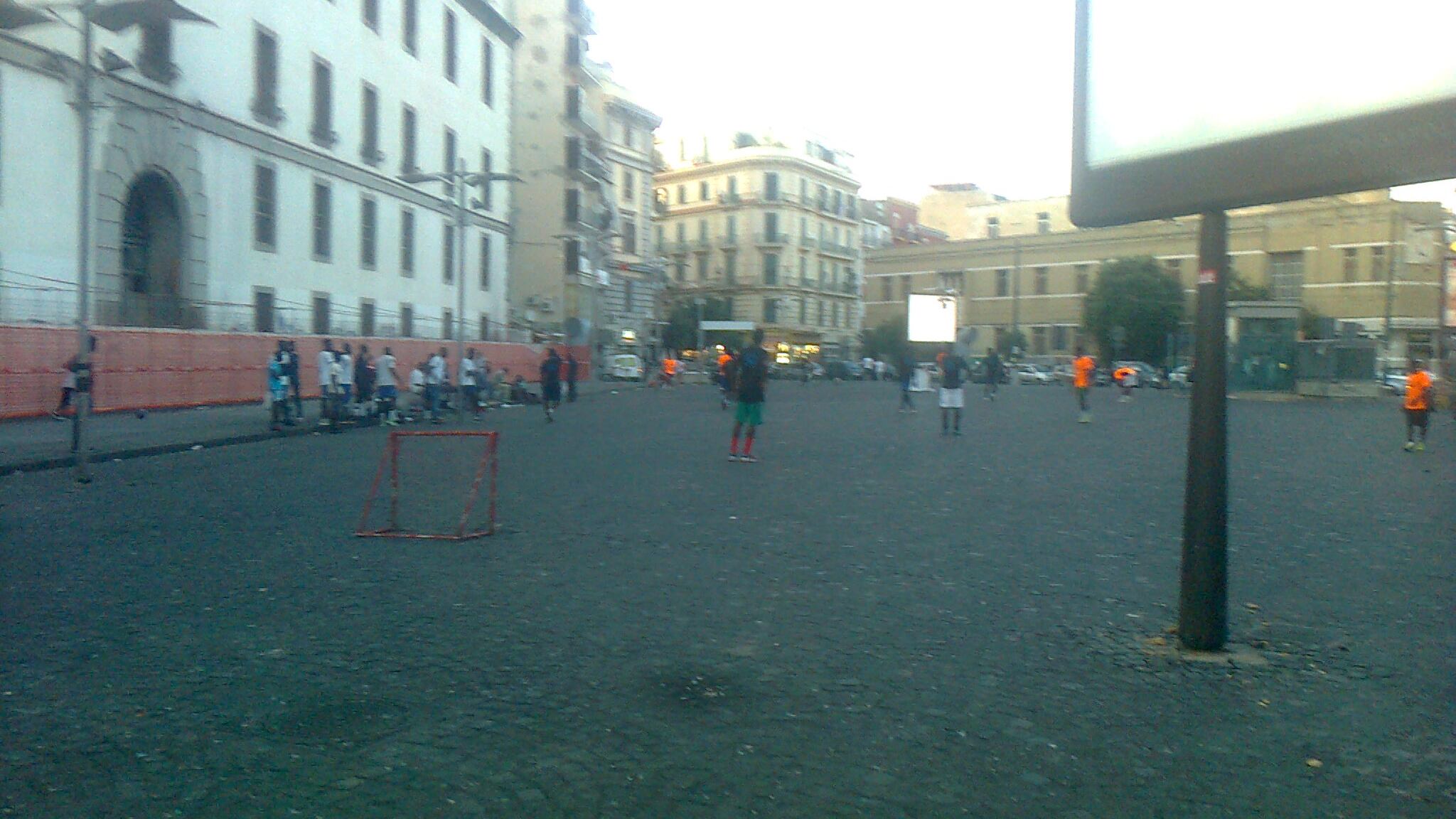Extracomunitari occupano abusivamente una piazza giocando a pallone