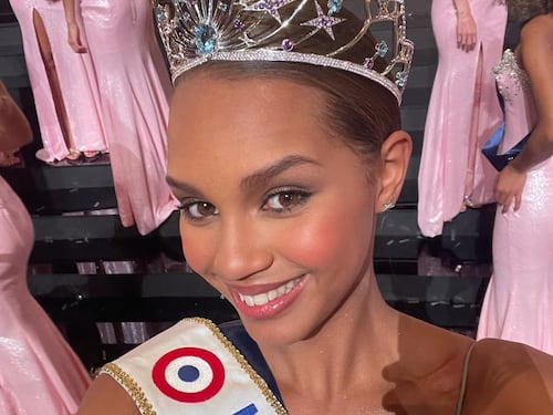 "Miss France non è sessista". Schiaffo del tribunale alle femministe
