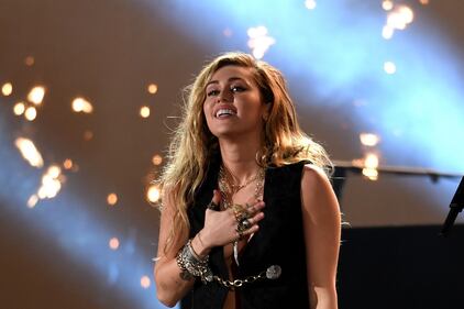 Miley Cyrus sexy in piscina 10