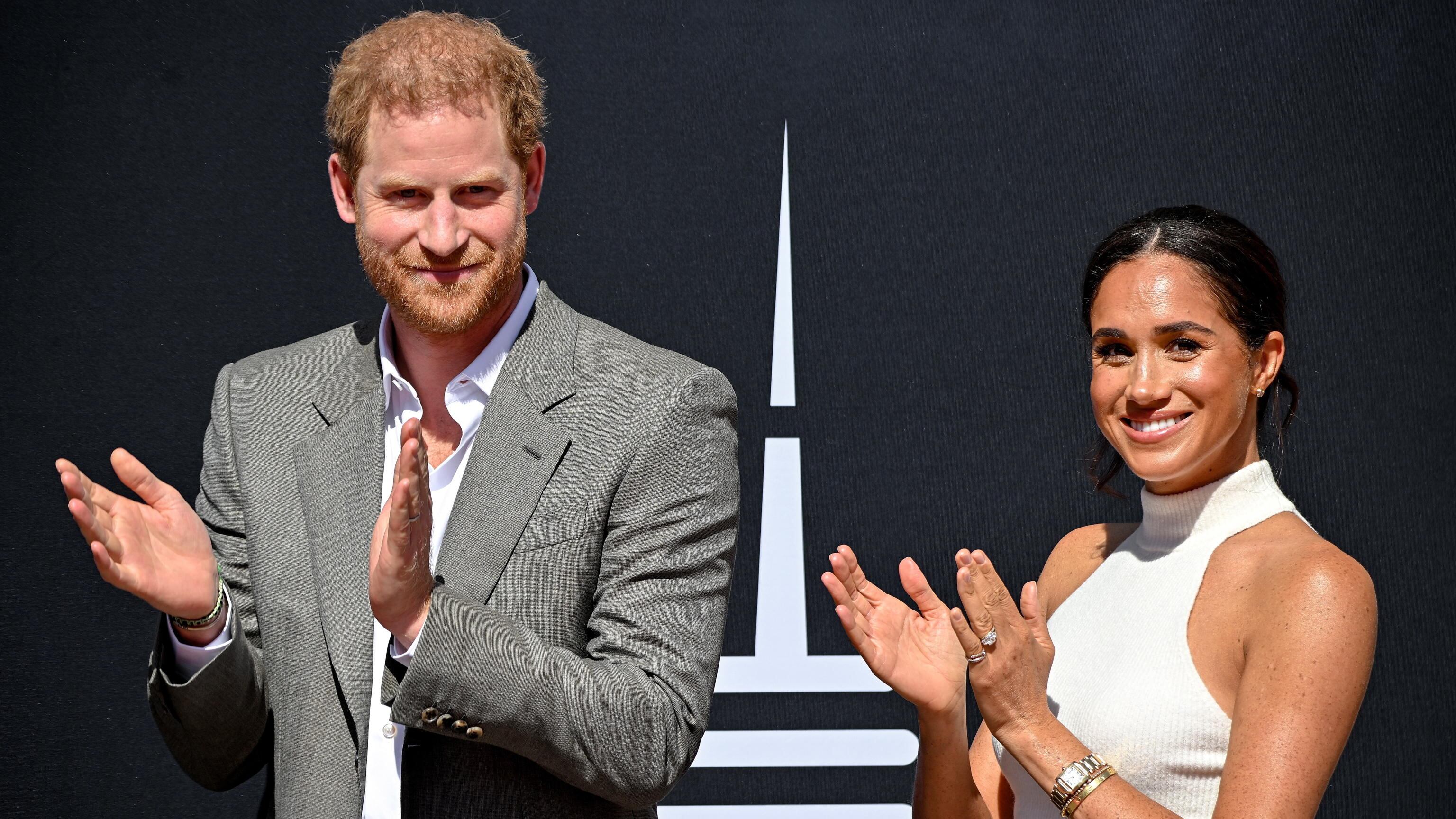 "Andranno all'incoronazione". L'indiscrezione su Harry e Meghan che cambia tutto